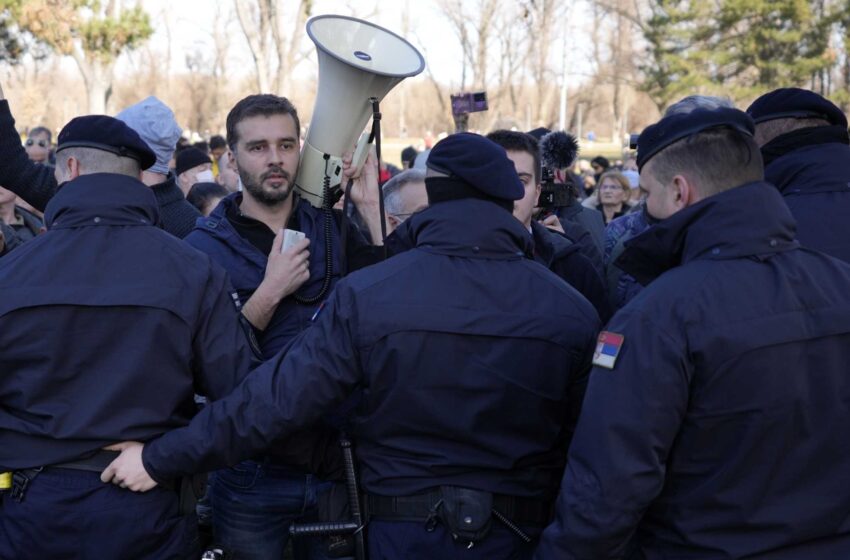  Serbia: Los manifestantes bloquean las carreteras cerca de la ceremonia del Día del Estado