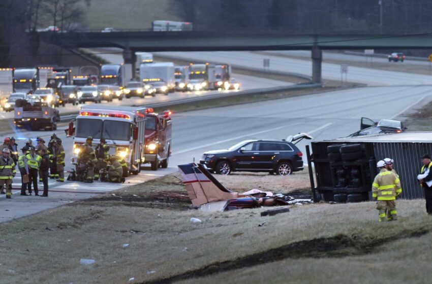  Un avión se estrella contra un tractor-remolque en una carretera de Carolina del Norte