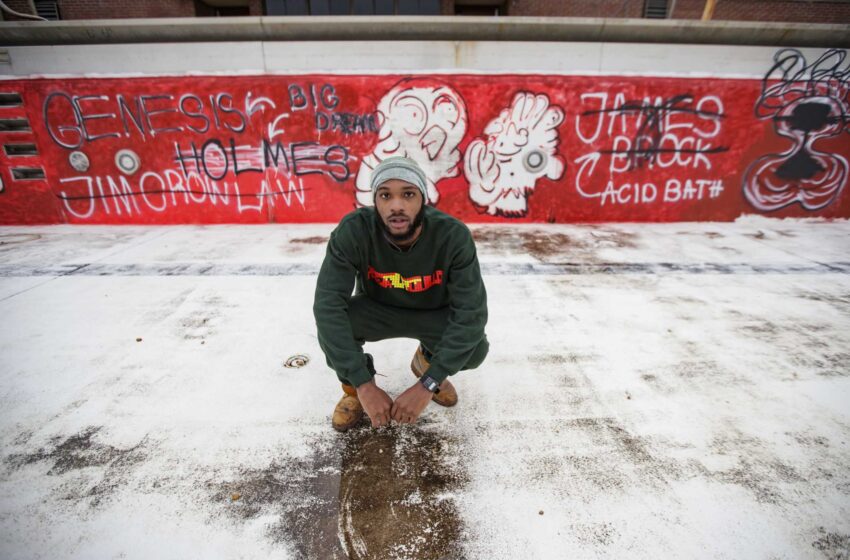  Un estudiante utiliza el arte para protestar por la demolición de la piscina de la FAMU
