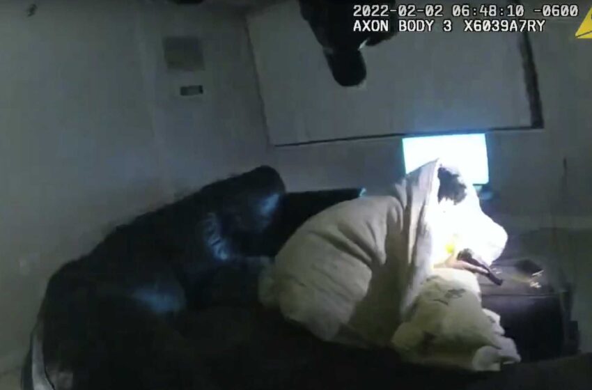 Un vídeo policial muestra que el hombre abatido por un agente estaba en el sofá y tenía una pistola