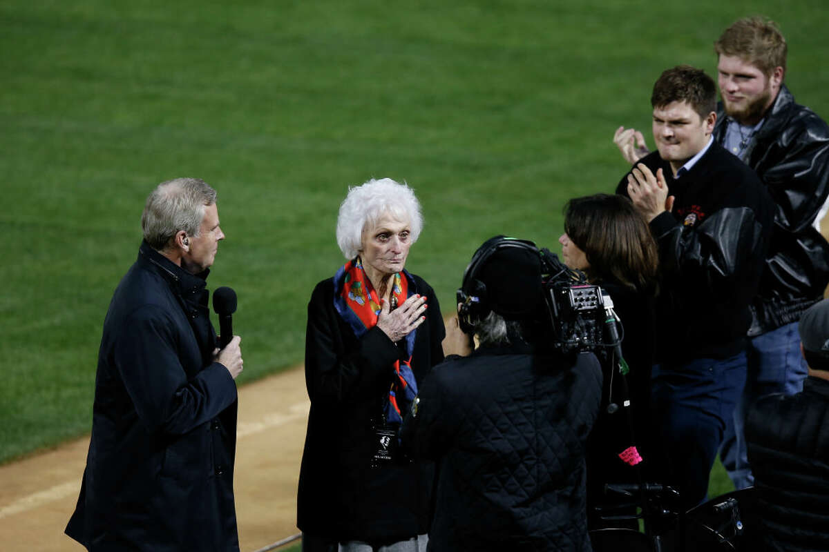 Virginia Madden se dirige a la audiencia durante un servicio conmemorativo para el entrenador y locutor del Salón de la Fama de la NFL, John Madden.