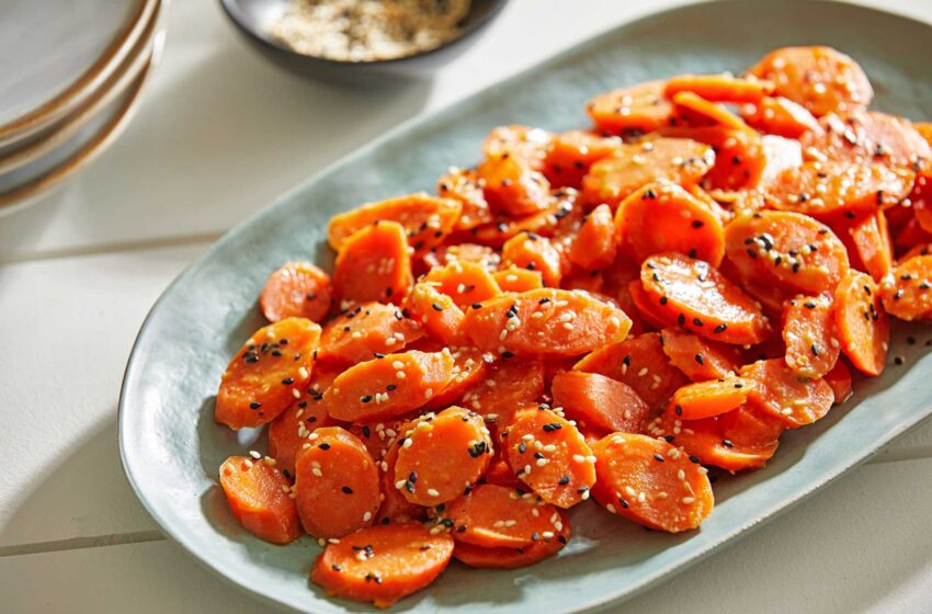  Zanahorias glaseadas con miso, ralladura de naranja y semillas de sésamo brillan con sabor
