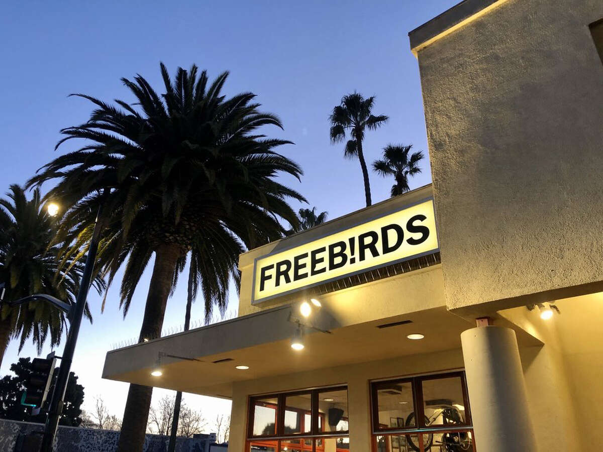 Cuando se encienden las luces en Freebirds World Burrito, la multitud se alinea. La institución de California se escindió en una cadena informal rápida de Texas, pero el original sigue siendo independiente. 