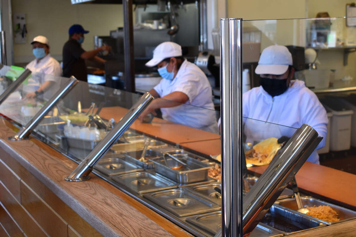 Los trabajadores de Freebirds World Burrito en Isla Vista han preparado una creación personalizada a la vez durante los últimos 35 años justo en la puerta del campus de UC Santa Barbara. 