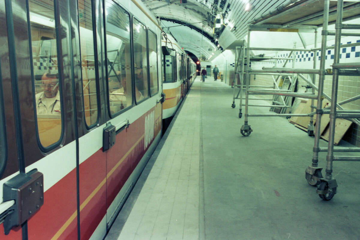 Borde de la plataforma de Muni Metro en la estación Forest Hill; 26 de junio de 1985.