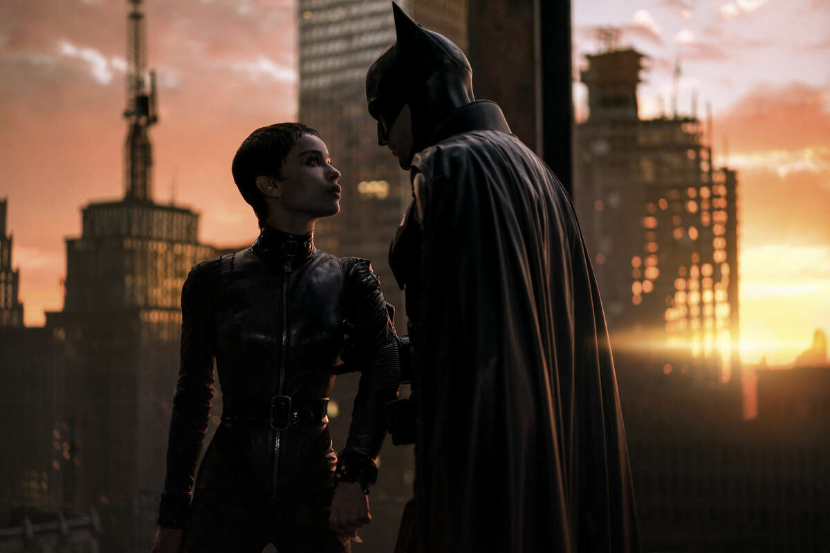 Robert Pattinson como Batman y Zoe Kravitz como Selina Kyle en "The Batman".