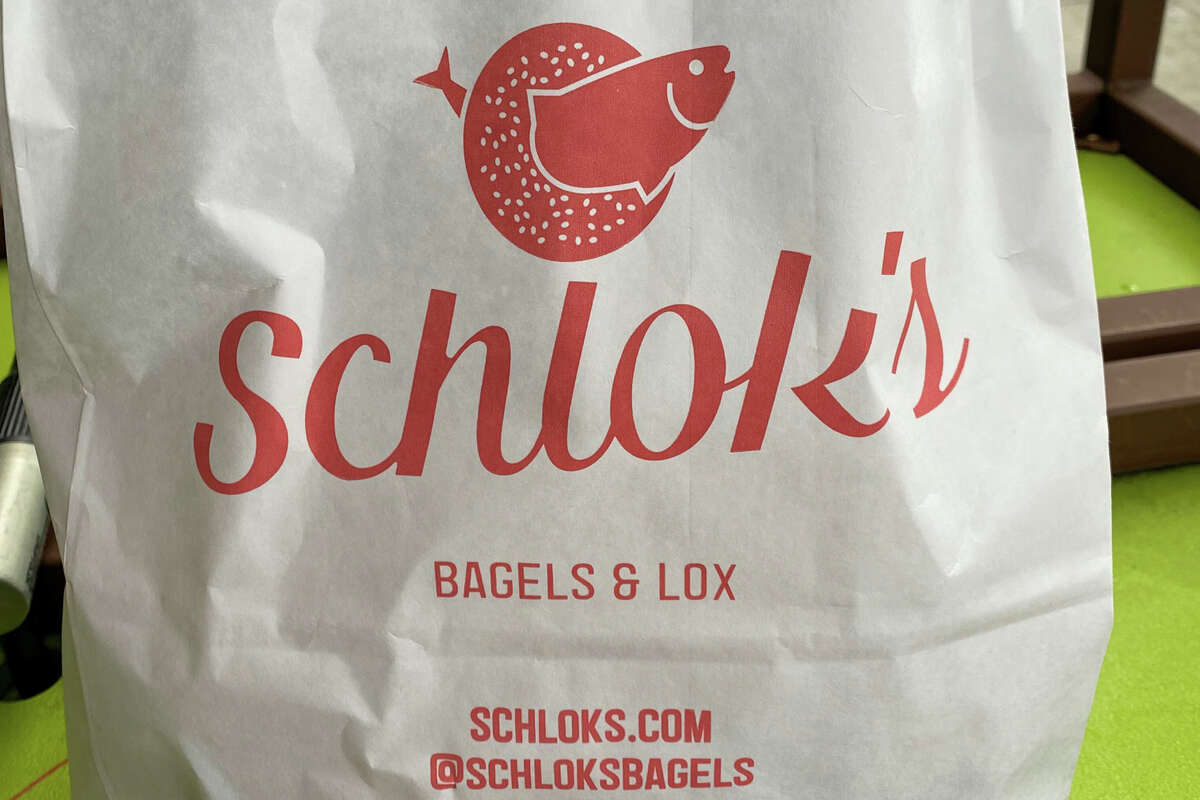 Bolsa de comida para llevar de Schlok's.