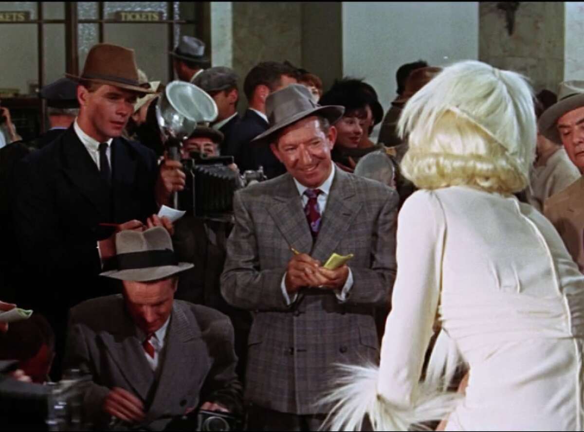 James Davidson se ve arriba a la izquierda en un papel no acreditado en la película de 1965 "Harlow".