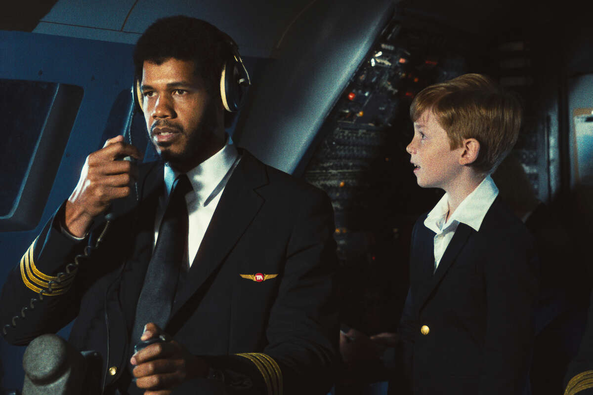 "Pero mi padre dice que no trabajas lo suficiente en defensa." Solomon Hughes, a la izquierda, interpreta a Kareem Abdul-Jabbar en la nueva serie de HBO. "tiempo de ganar," que incluye esta escena clásica de la película "¡Avión!"