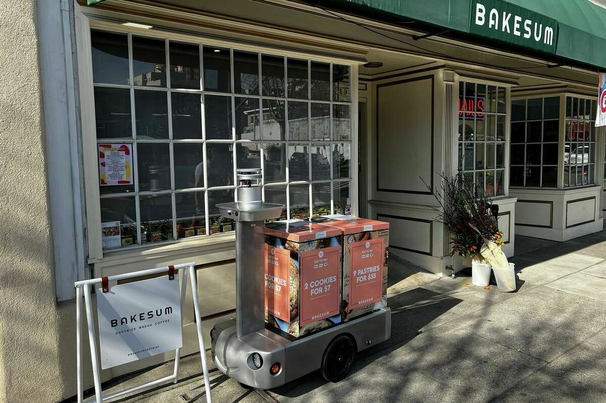 Un robot Tortoise estacionado frente a Bake Sum, una panadería ubicada en 3249 Grand Ave., Oakland.