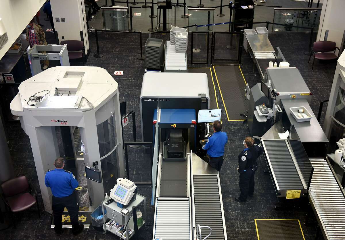 Oficiales de TSA demuestran el nuevo escáner de imágenes 3-D, centro, en el área de control de seguridad de pasajeros en el Aeropuerto Internacional de Albany el lunes, 21 de septiembre de 2020, en Colonie, NY