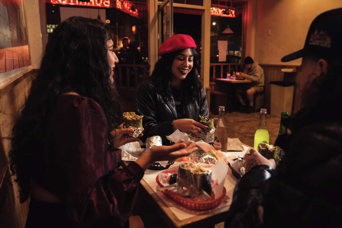 Cecilia Peña-Govea, izquierda, come con sus amigos Alyssa Aviles, centro, y Ari Simon en el comedor de Gordo Taqueria en Geary Boulevard en San Francisco.