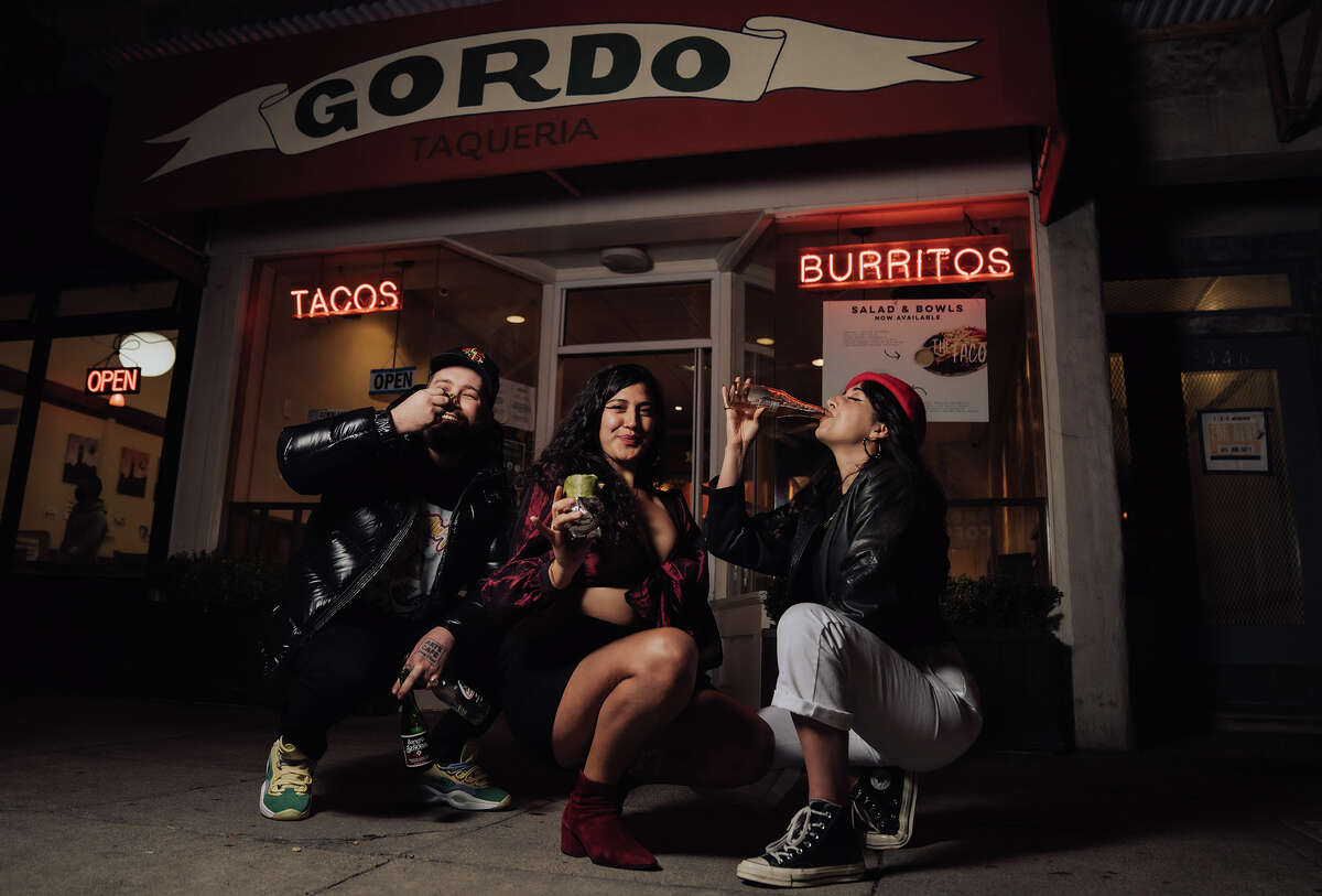 La crítica de burritos de SFGATE, Cecilia Peña-Govea, en el centro, con sus amigos Ari Simon, a la izquierda, y Alyssa Aviles delante de Gordo Taqueria en Geary Boulevard, San Francisco.