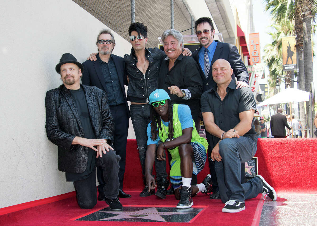 The Amazing Johnathan, el actor Gary Oldman, el mago Criss Angel, el músico Flavor Flav, el cantante Tony Orlando, el mago Lance Burton y el actor Randy Couture asisten a Angel siendo honrado con una estrella en el Paseo de la Fama de Hollywood el 20 de julio de 2017 en Hollywood.