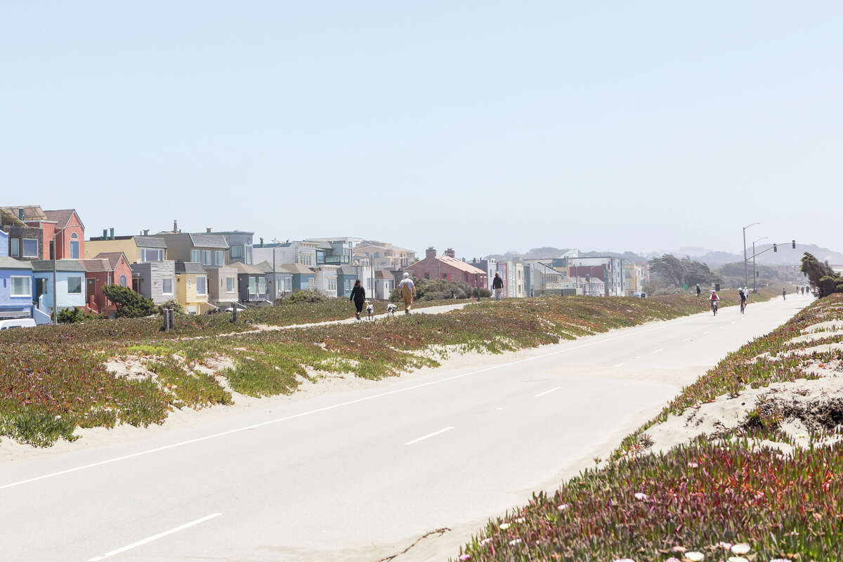 Los peatones y ciclistas recorren Upper Great Highway en San Francisco el 7 de junio de 2021. La carretera se cerró al tráfico vehicular a principios de la pandemia de COVID-19 para proporcionar un espacio al aire libre socialmente distanciado para los residentes cercanos.