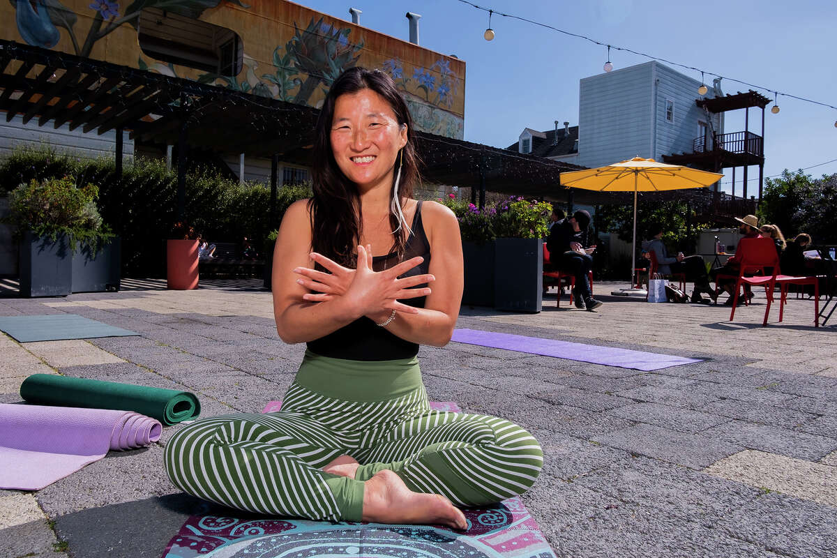 La instructora comunitaria de yoga Sarah Koh dirige una clase dominical a las 11 am en Noe Valley Town Square, el 6 de marzo de 2022. 