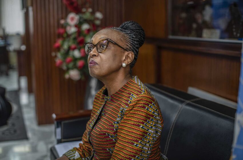  La primera mujer líder de la OMS en África ayuda al continente a luchar contra el COVID