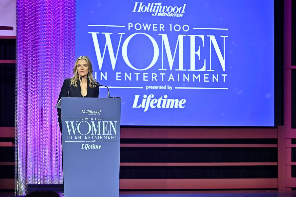 Michelle Pfeiffer habla en el escenario de The Hollywood Reporter 2021 Power 100 Women in Entertainment, presentado por Lifetime en Fairmont Century Plaza el 8 de diciembre de 2021 en Los Ángeles.