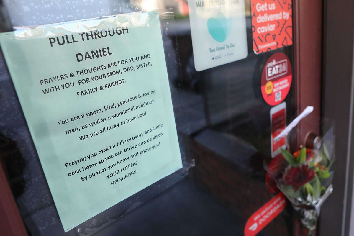 Flores y una nota de mejórate adornan la puerta principal del restaurante Mistura de Daniel Luna en Piedmont Avenue en Oakland el 4 de febrero.