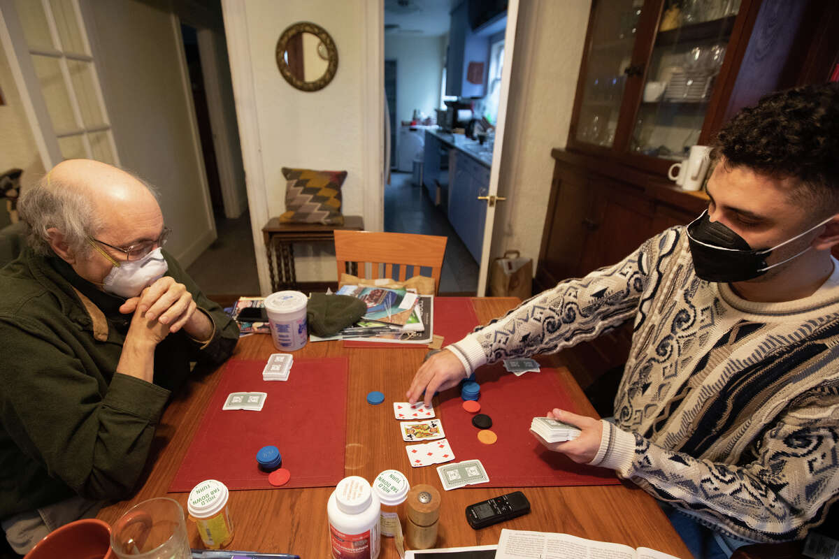 JP Massar (izquierda) juega Texas Hold'em en su casa con el editor de deportes de SFGATE Alex Shultz en Berkeley, California, el 13 de diciembre de 2021.