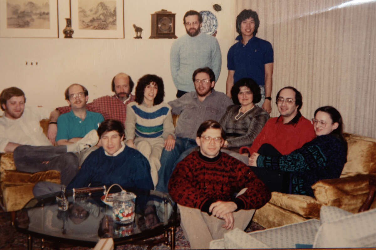 Una foto con algunos de los jugadores de blackjack del MIT, incluido Massar.