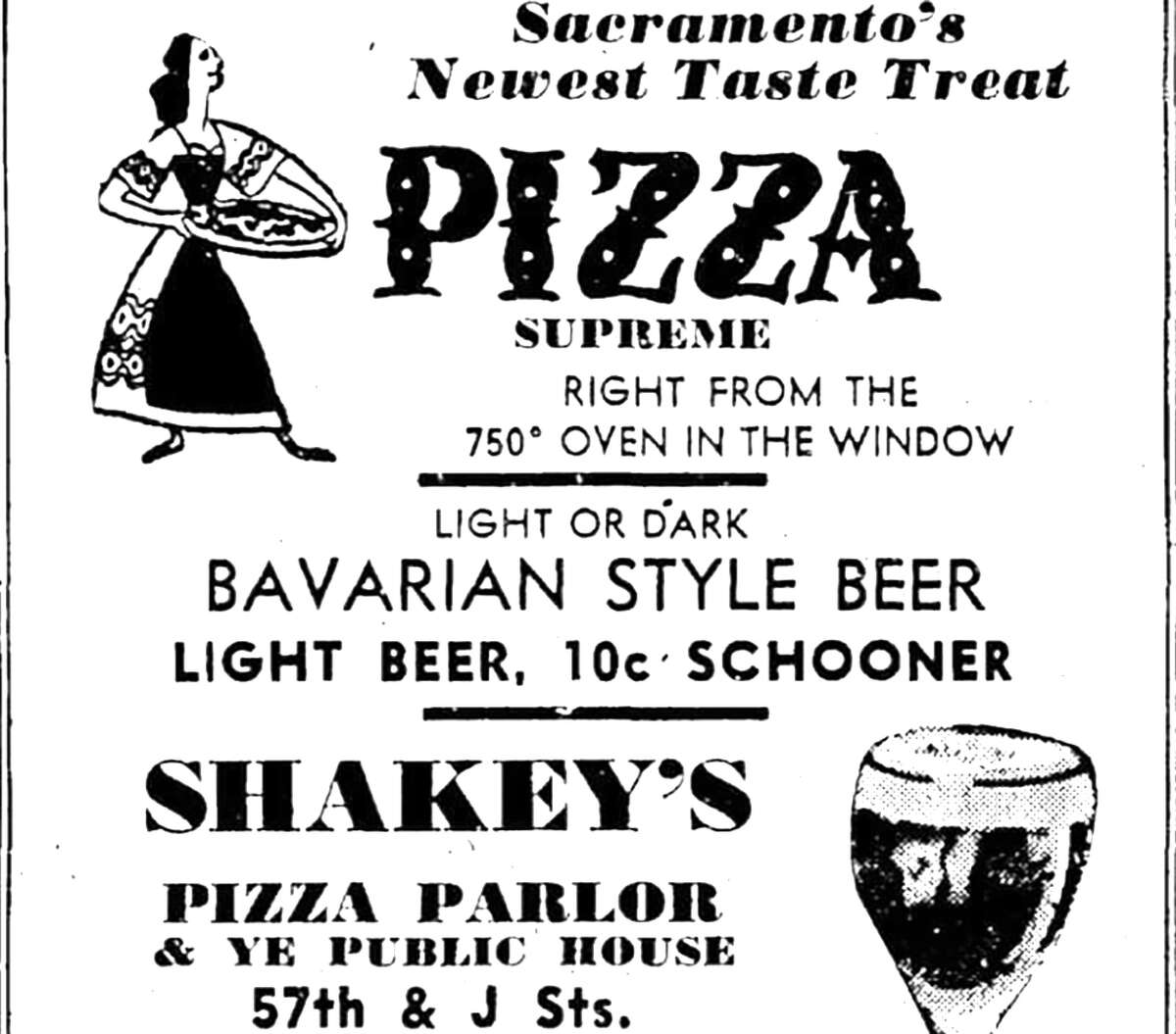 Uno de los primeros anuncios de Shakey's Pizza de The Sacramento Bee el 5 de mayo de 1954. 