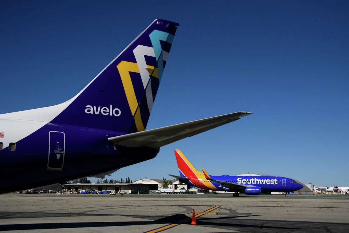 Un Boeing 737 de Southwest Airlines pasa junto a un avión de Avelo Airlines en el aeropuerto de Hollywood Burbank el 28 de abril de 2021.