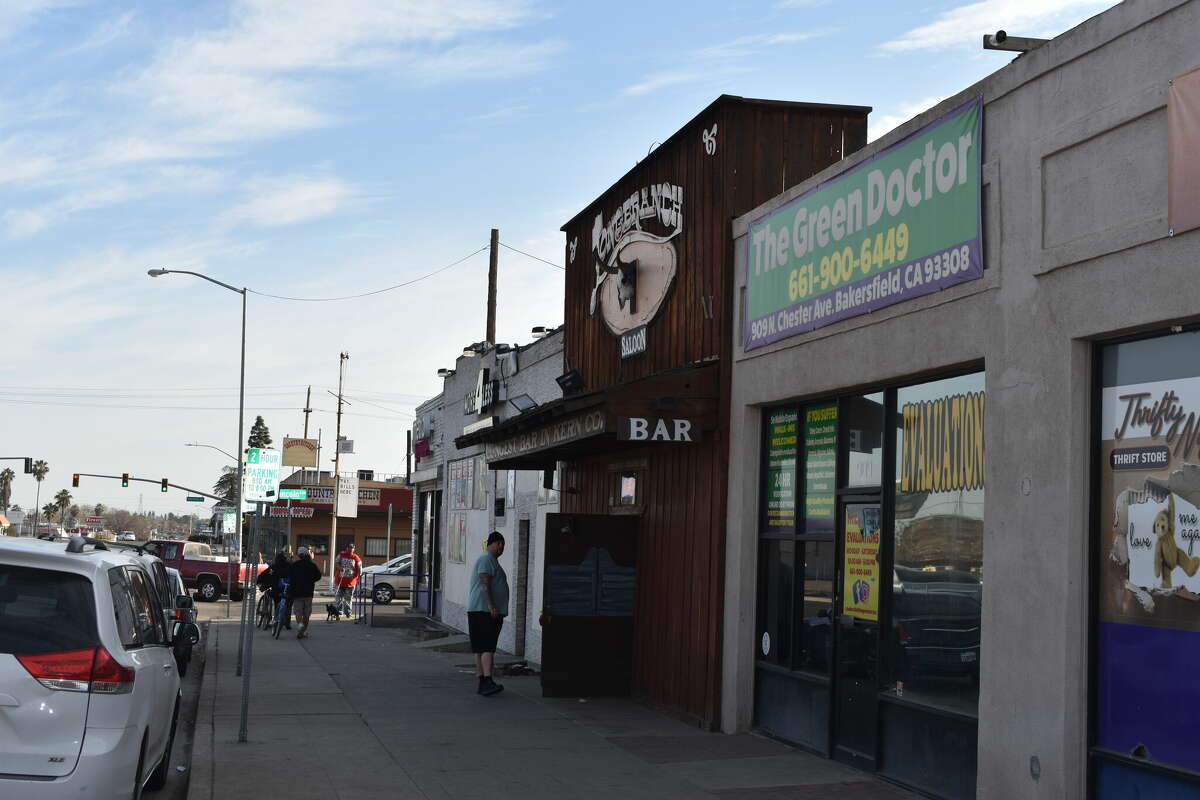 Un disparo en North Chester Avenue en Oildale, California, la misma calle por la que Merle Haggard caminó cuando era un joven que se metía en problemas y cuando era un joven que buscaba su comienzo en el negocio de la música. 