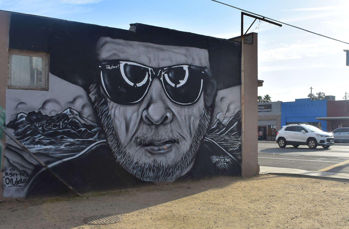 En 2019, el tatuador de Bakersfield Danny Chavez pintó con aerosol este mural de Merle Haggard en el costado de un edificio que da a North Chester Avenue en la misma calle que algunos de los bares donde Haggard tocó por primera vez y a un par de cuadras de aquí nació la leyenda de la música. 