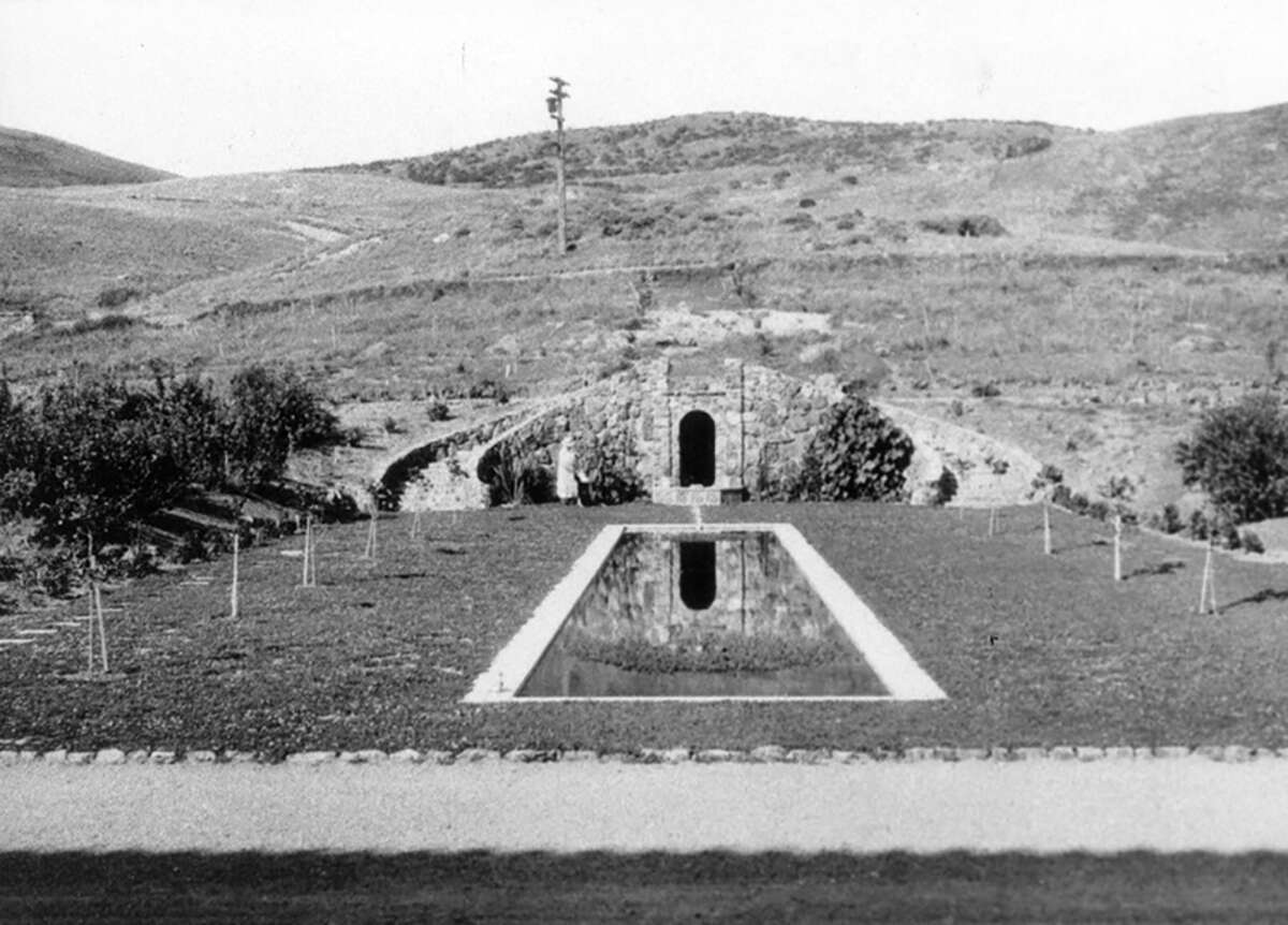 La gruta con magnolios recién plantados, 1924.