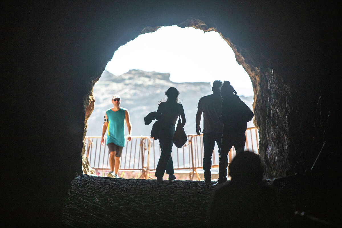 Los visitantes entran y salen de la cueva en Sutro Baths en San Francisco el 11 de marzo.