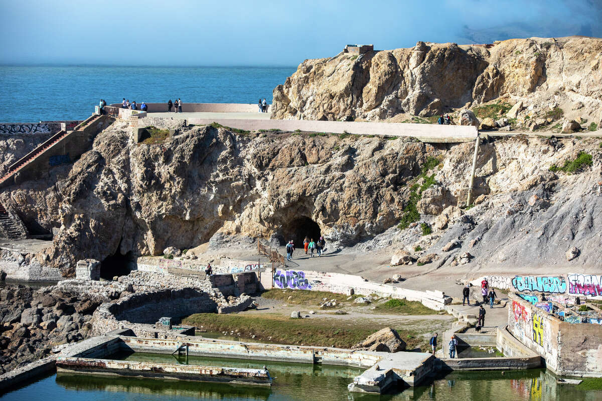 Los visitantes ingresan a la entrada de la Cueva Sutro pasando los Baños Sutro en San Francisco el 11 de marzo de 2022.