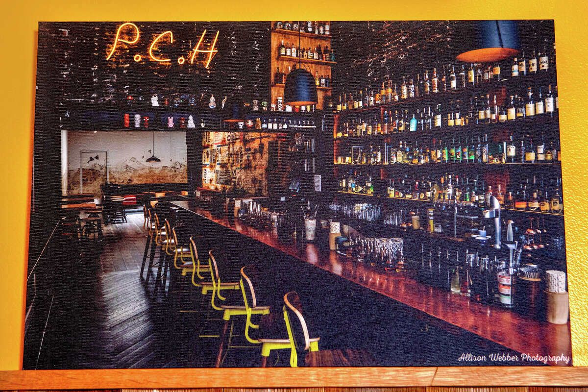 Una fotografía de la antigua ubicación de Pacific Cocktail Haven estaba en la pared de la nueva ubicación en San Francisco el 11 de marzo de 2022. El bar reabrirá en una nueva ubicación después de haber estado cerrado durante más de un año luego de un incendio destructivo en febrero. 2021.