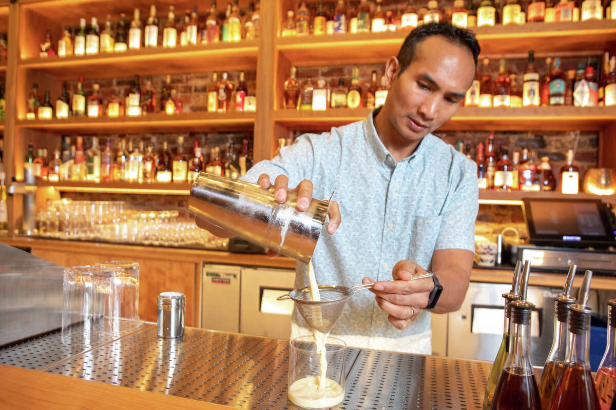 El propietario Kevin Diedrich sirve uno de sus exclusivos cócteles Thrilla in Manila en Pacific Cocktail Haven en San Francisco el 11 de marzo de 2022. El bar reabrirá en una nueva ubicación después de haber estado cerrado durante más de un año luego de un incendio destructivo en febrero de 2021.