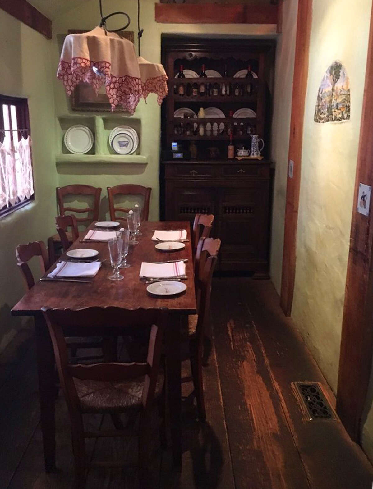 El comedor principal de Casanova en Carmel no es diferente a su restaurante hermano francés, el Auberge Ravoux, donde Vincent van Gogh pasó algunos de los últimos y más prolíficos meses de su vida. El restaurante costero de California también tiene un artefacto en la mesa donde Van Gogh pudo haber tomado su última comida. 