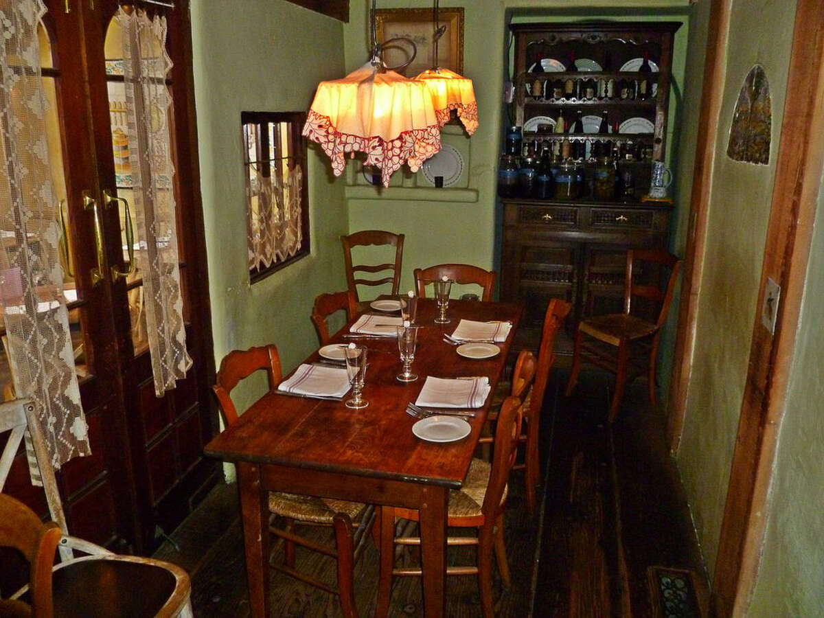 Esta mesa en el restaurante Casanova de Carmel llegó a California desde el Auberge Ravoux de Francia, el restaurante y pensión donde Vincent van Gogh vivió los últimos meses de su vida. 