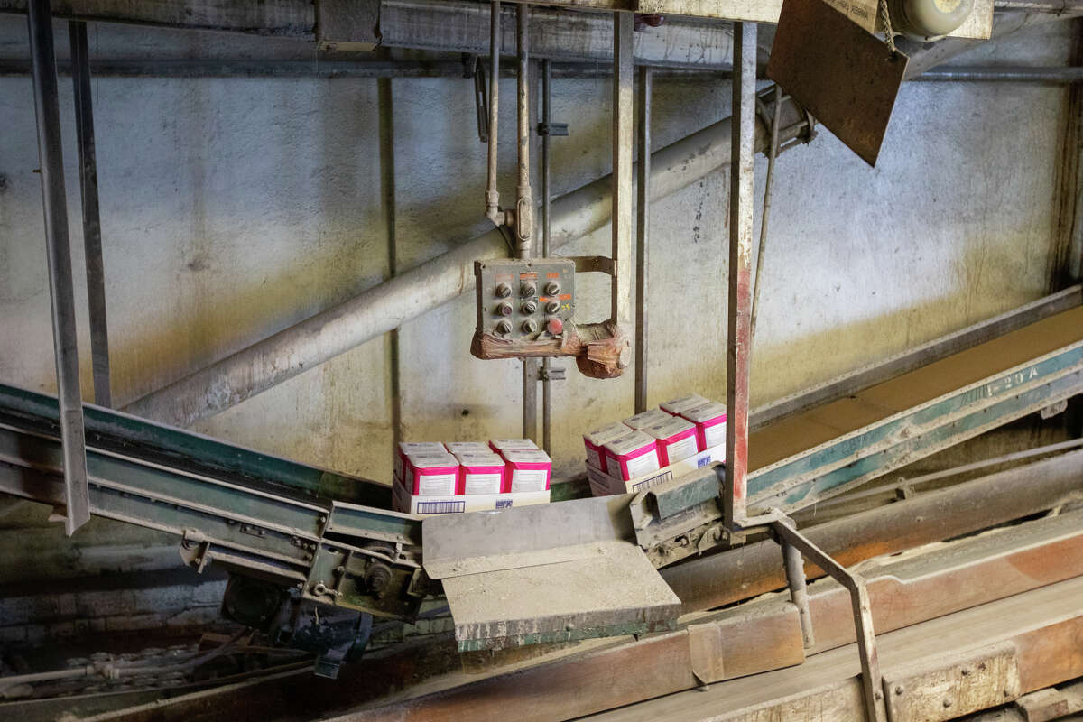 Bolsas de azúcar envasada se transportan a través de la refinería C&H en Crockett, California, el 2 de marzo de 2022.