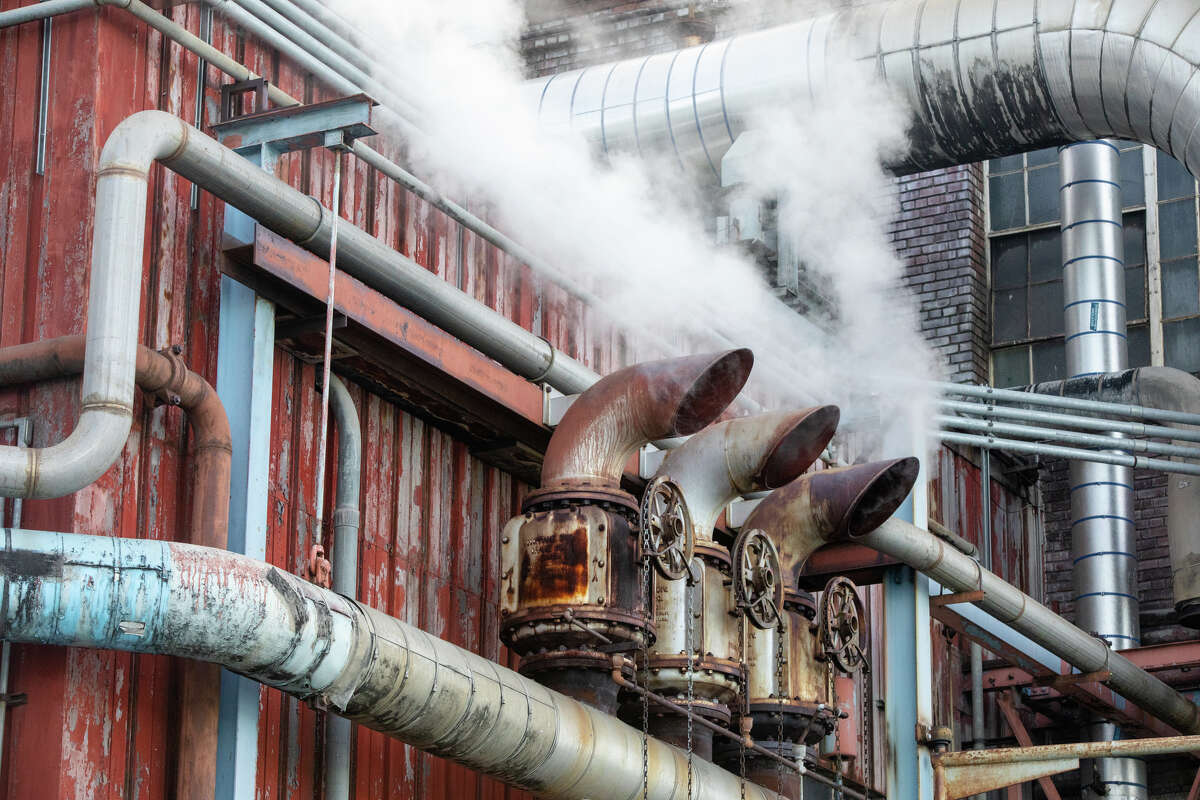 El vapor sale de las rejillas de ventilación de la refinería C&H en Crockett, California, el 2 de marzo de 2022.