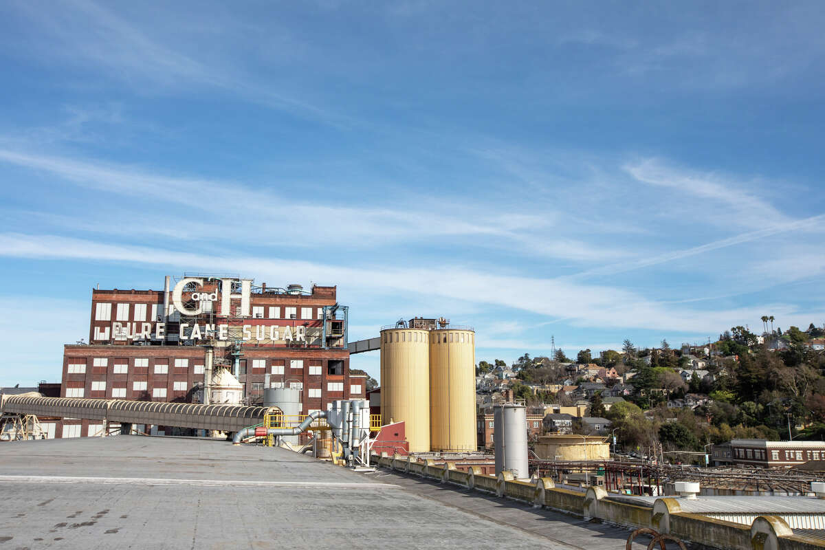 Una vista del famoso letrero de C&H visible a millas de distancia en la refinería de C&H en Crockett, California, el 2 de marzo de 2022.