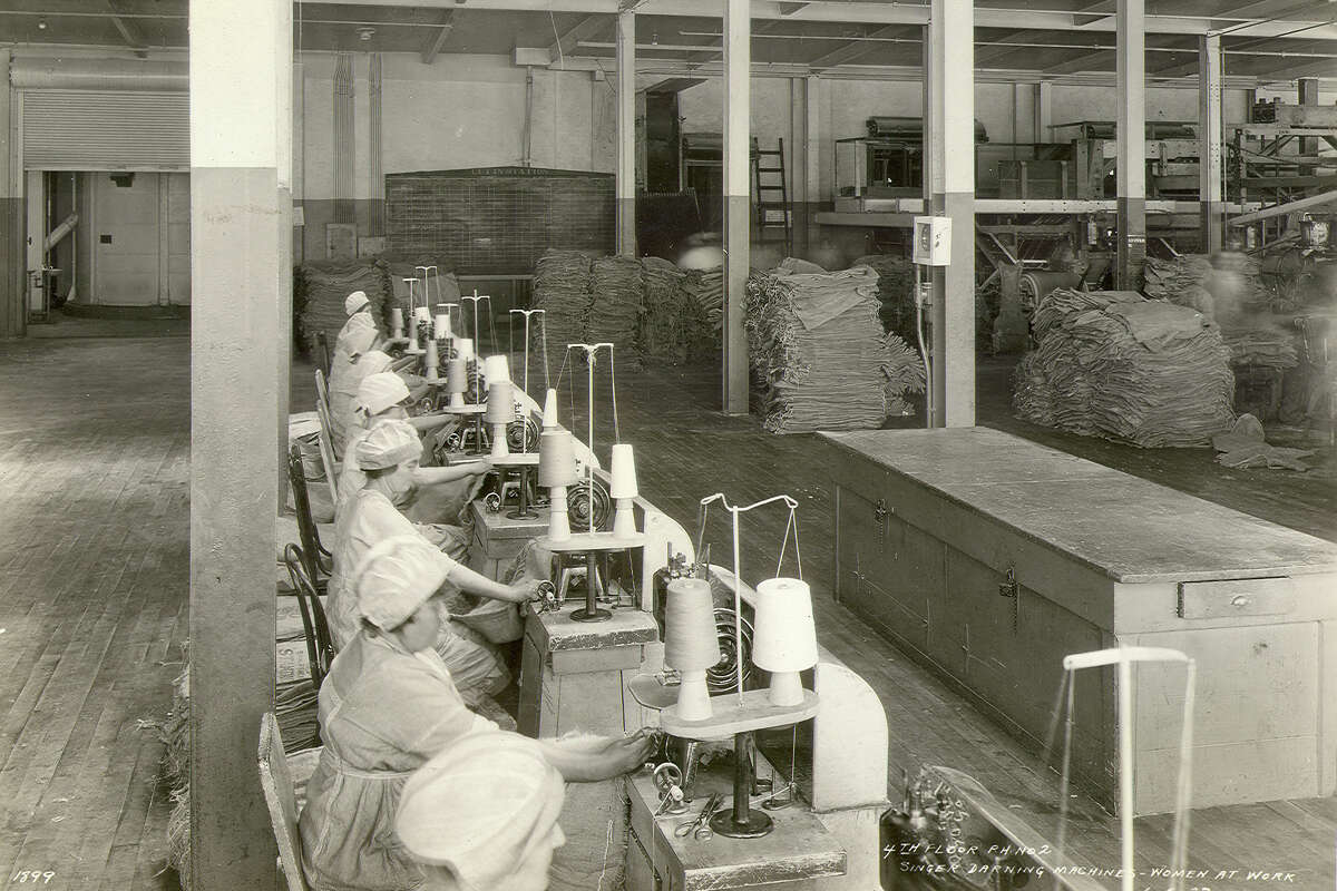 Los empleados usan máquinas para unir sacos para C&H Sugar en el cuarto piso de la refinería Crockett el 5 de junio de 1923.