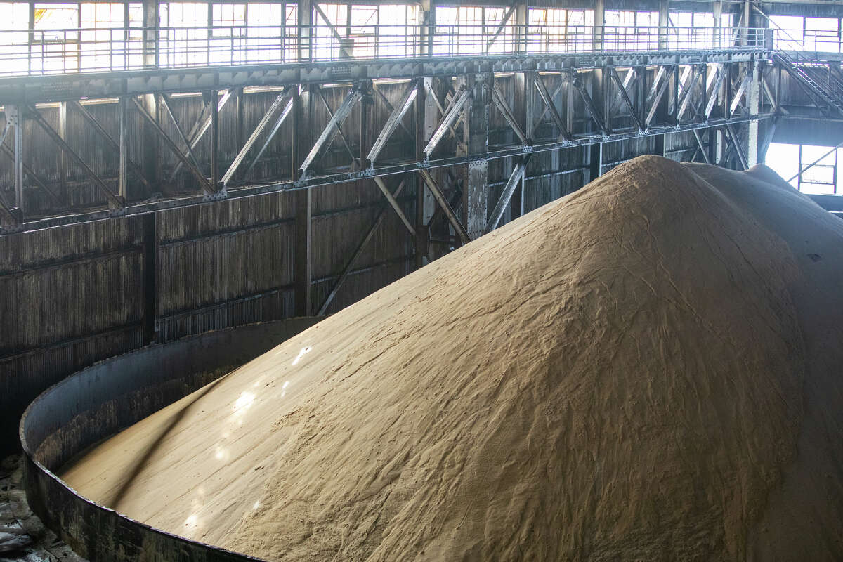 El azúcar sin refinar se almacena en algunos de los nueve enormes silos de azúcar sin refinar de la refinería C&H en Crockett, California, el 2 de marzo de 2022. La refinería de Crockett recibe alrededor de 800 000 toneladas de azúcar sin refinar al año y refina alrededor de 6 millones de libras al día.