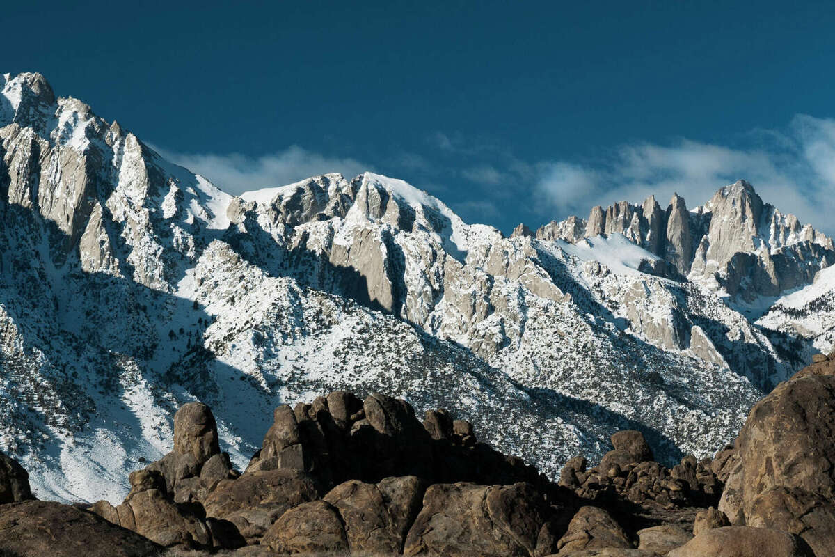 Con miles de pies de granito cubierto de nieve, Sierra Nevada se alza sobre las colinas de Alabama y el valle de Owens al oeste de Lone Pine, California.