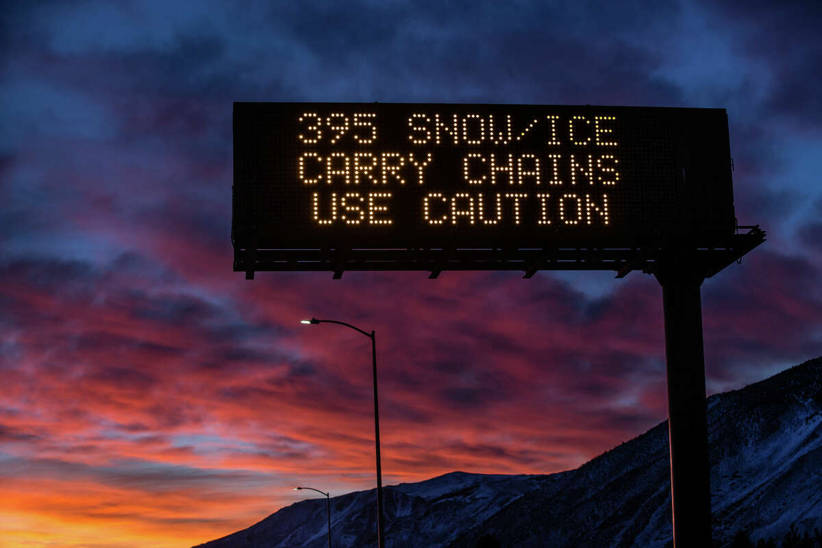 Una señal electrónica del estado de la carretera cerca de la estación de esquí de Mammoth Mountain a lo largo de la autopista 395 el 29 de enero de 2018.