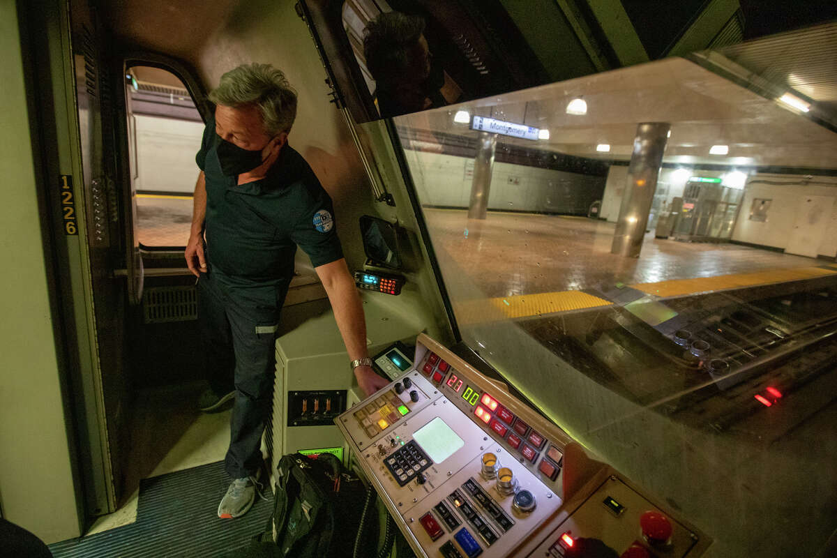 El operador de trenes BART, Greg Meyer, vuelve a colocar un teléfono después de hacer un anuncio en la estación de Montgomery Street.