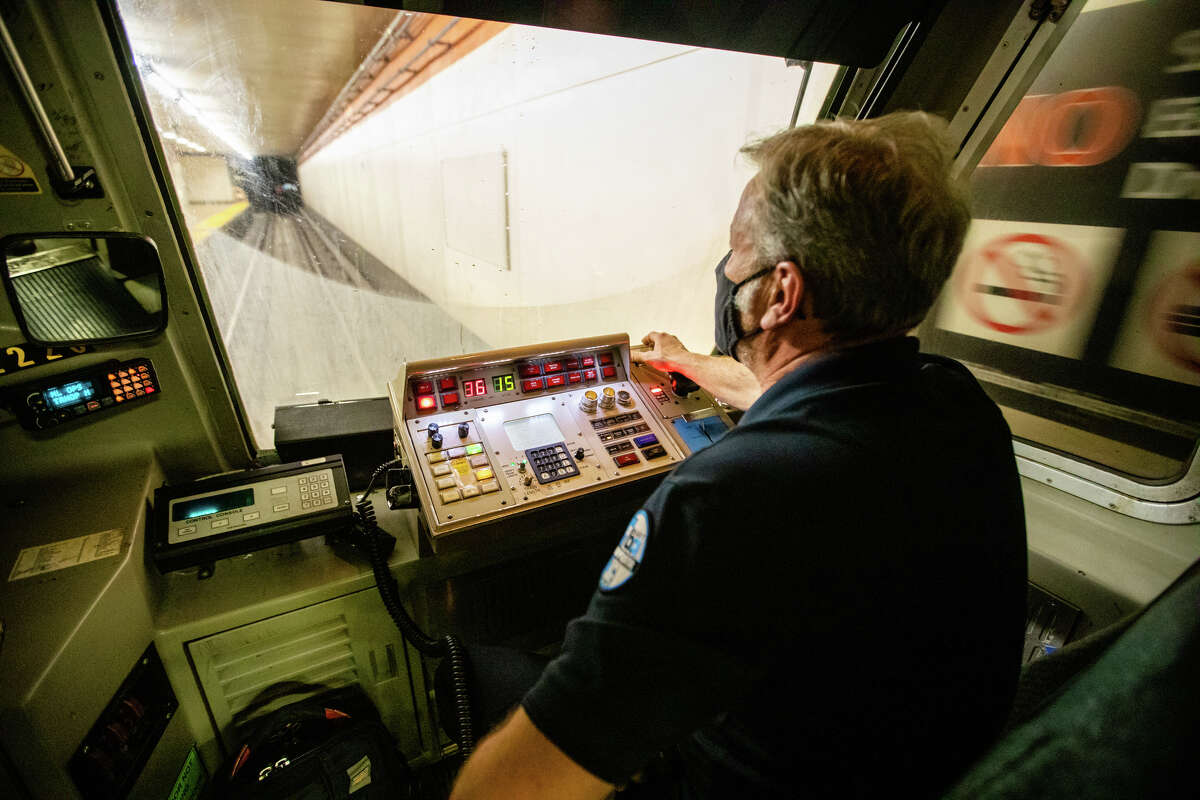 El operador del tren BART, Gray Meyer, se detiene en la estación de Powell Street durante un recorrido de SFO a Pittsburgh el 16 de marzo de 2022. Al ingresar a una estación, Meyer siempre tiene su mano sobre un gran botón rojo de PARADA que detendría rápidamente el tren por cualquier problema de seguridad.