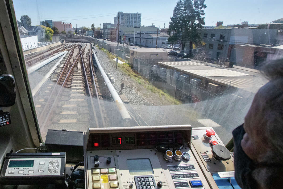 El operador de trenes BART, Gray Meyer, observa el intercambio Y en Oakland, donde los trenes se dirigen hacia el norte hacia Richmond y Pittsburgh o hacia el sur hacia Dublin-Pleasanton o San José durante un trayecto de SFO a Pittsburgh el 16 de marzo de 2022.