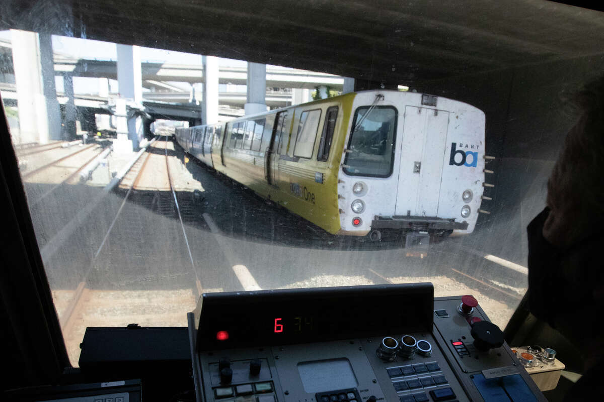 El operador del tren BART, Gray Meyer, mira por la ventana mientras sigue de cerca un tren con destino a Richmond en una vía separada durante un viaje de SFO a Pittsburgh el 16 de marzo de 2022.