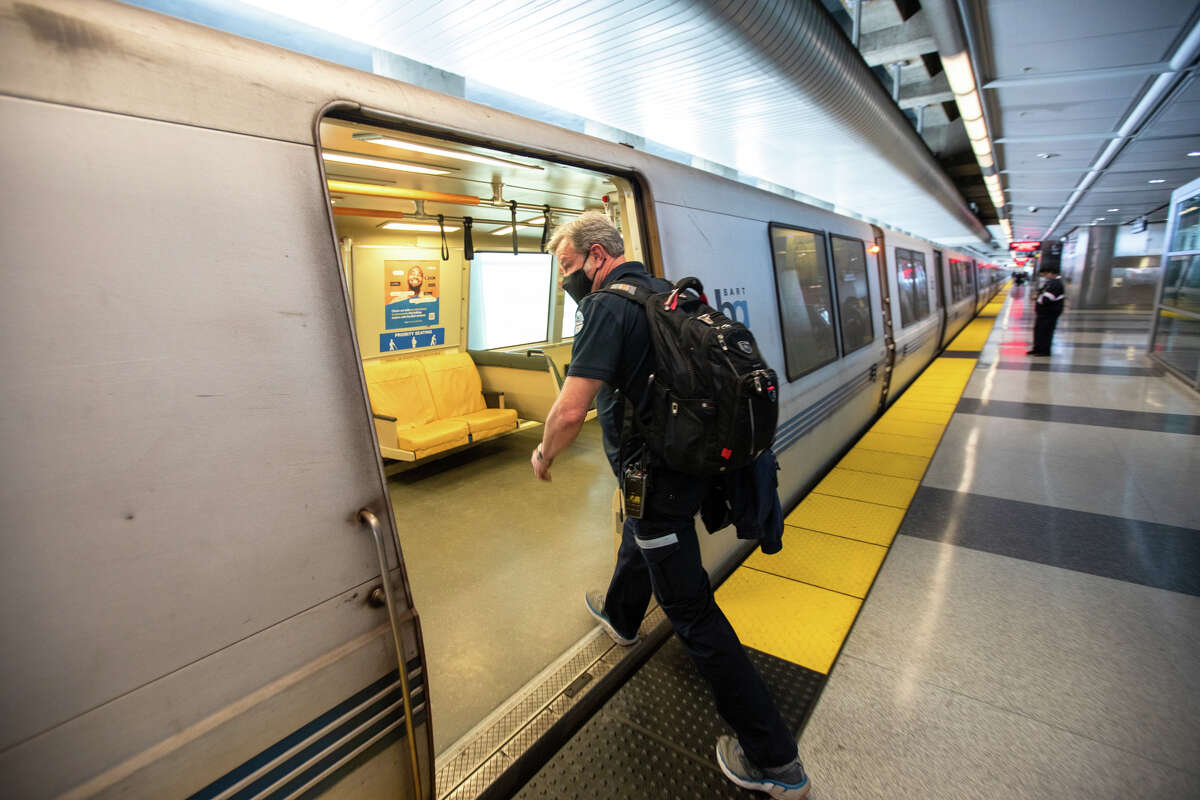 El operador de trenes BART Greg Meyer aborda un tren que operará en SFO.