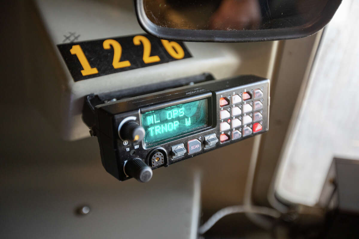 Una radio en la cabina del tren BART es la forma en que el operador Gray Meyer se comunica con el centro de comando de BART durante un recorrido de SFO a Pittsburgh el 16 de marzo de 2022. Los operadores de trenes no permiten teléfonos celulares en las cabinas por seguridad.