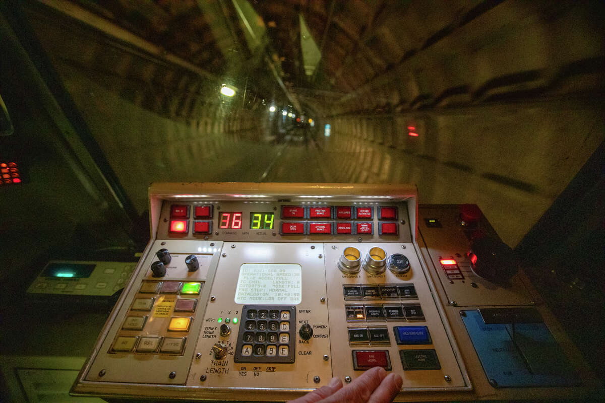 Una vista del panel de control en la cabina de un tren BART.